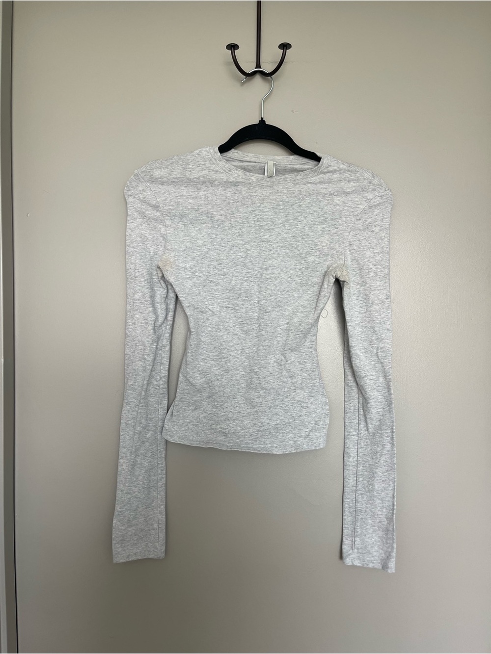 *** LISTING IS SOLD *** SKIMS Heather Gray Long-Sleeve Crewneck Top - Picture 2 of 7